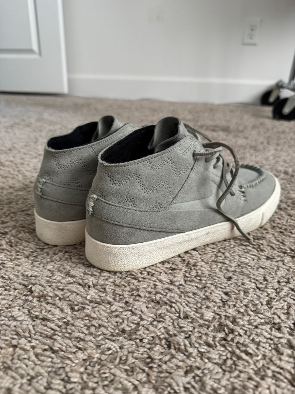 Nike Men's Mid-Top Suede Sneakers in teal with Off-White Sole - Picture 2 of 4